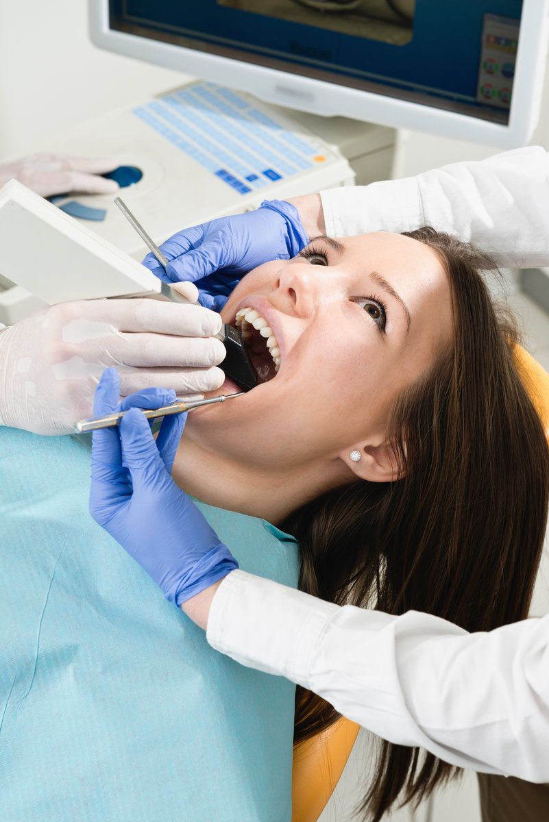 Ceramic tooth reconstruction procedure - Dentists using 3D intraoral camera to create model for veneer